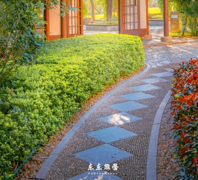 省钱攻略：职场出入简短购物