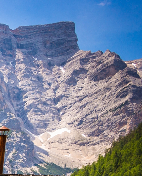 世界上有两个桃花源,一个一个在你