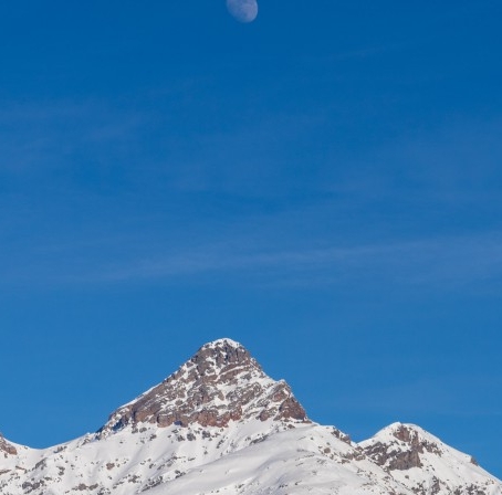 晚上电梯很诡异停在4楼